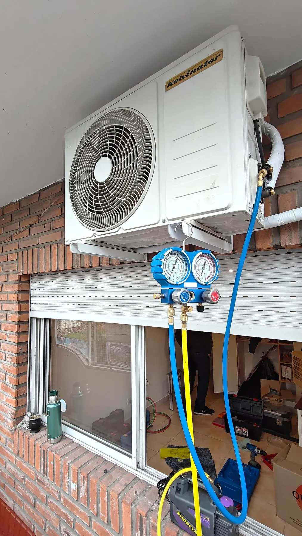 Carga de gas refrigerante con manómetros en la unidad exterior