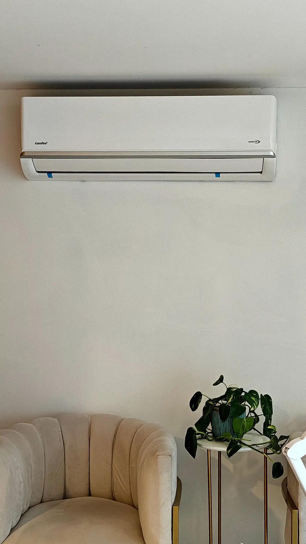 Equipo split instalado en un centro de estética