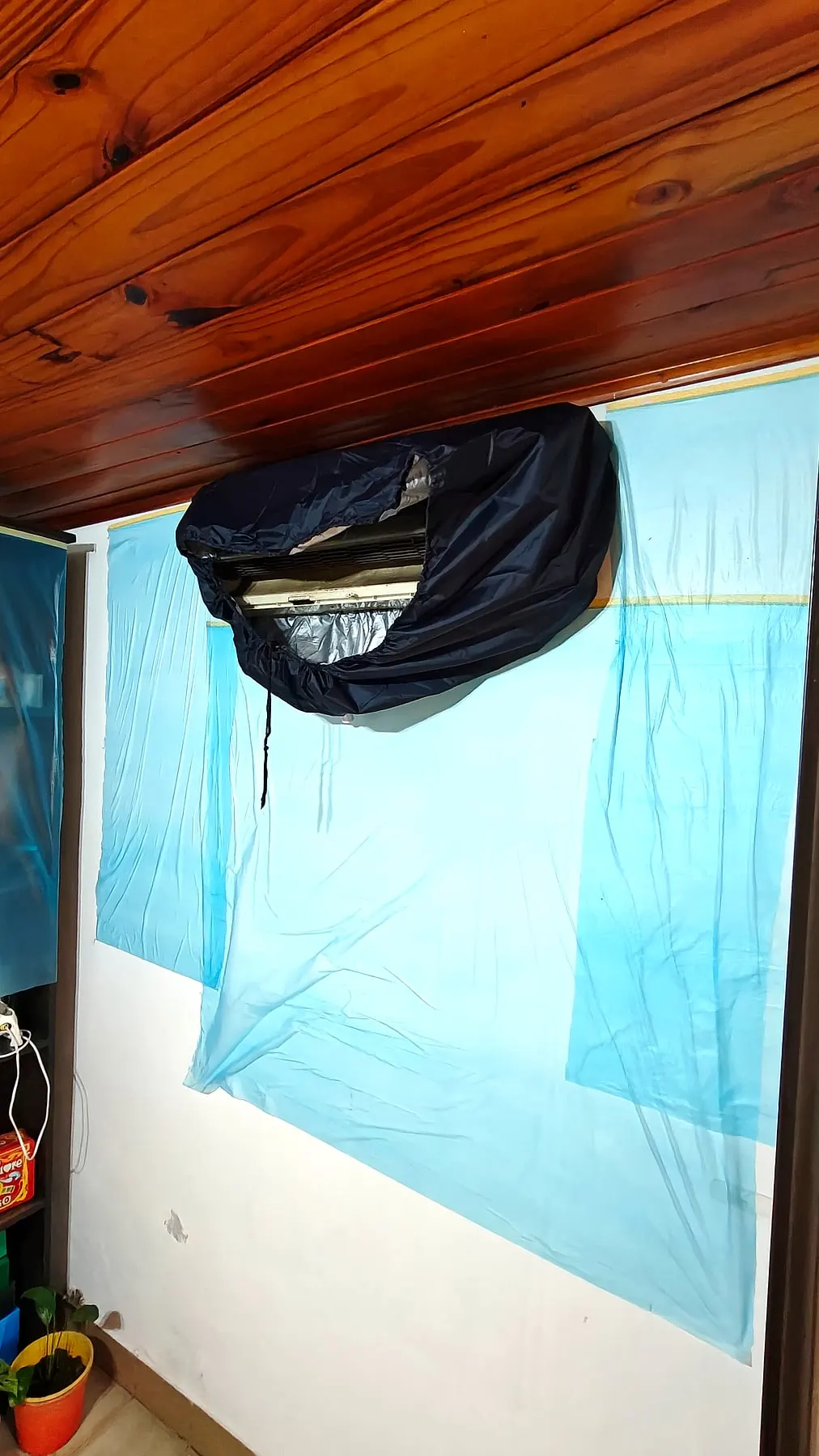 Equipo protegido con funda y nylon para hacerle el service
