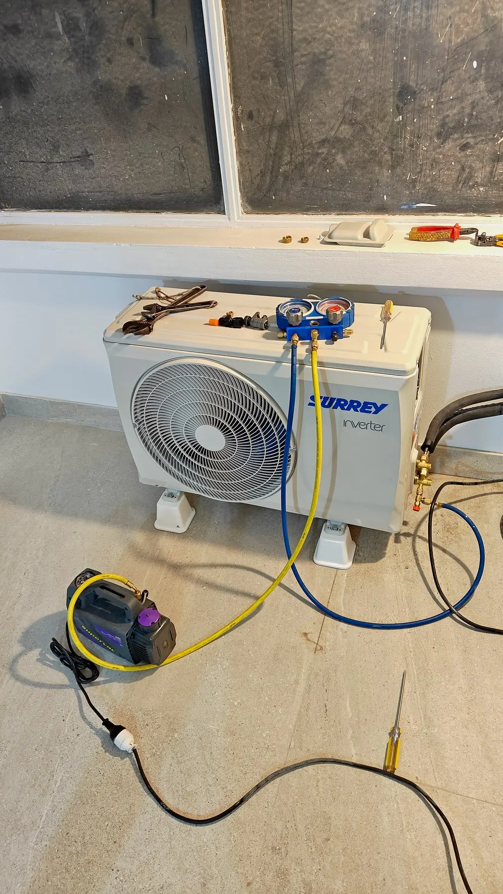 Bomba de vacío y manómetros conectados a la unidad exterior
