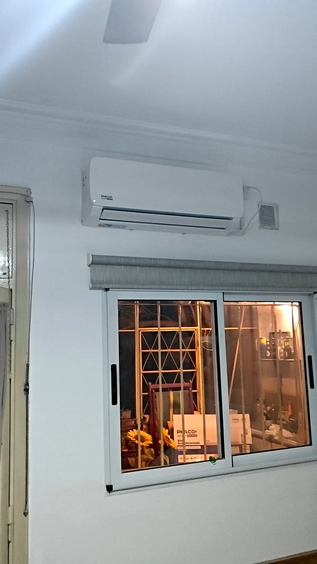 Split instalado sobre la ventana de un dormitorio