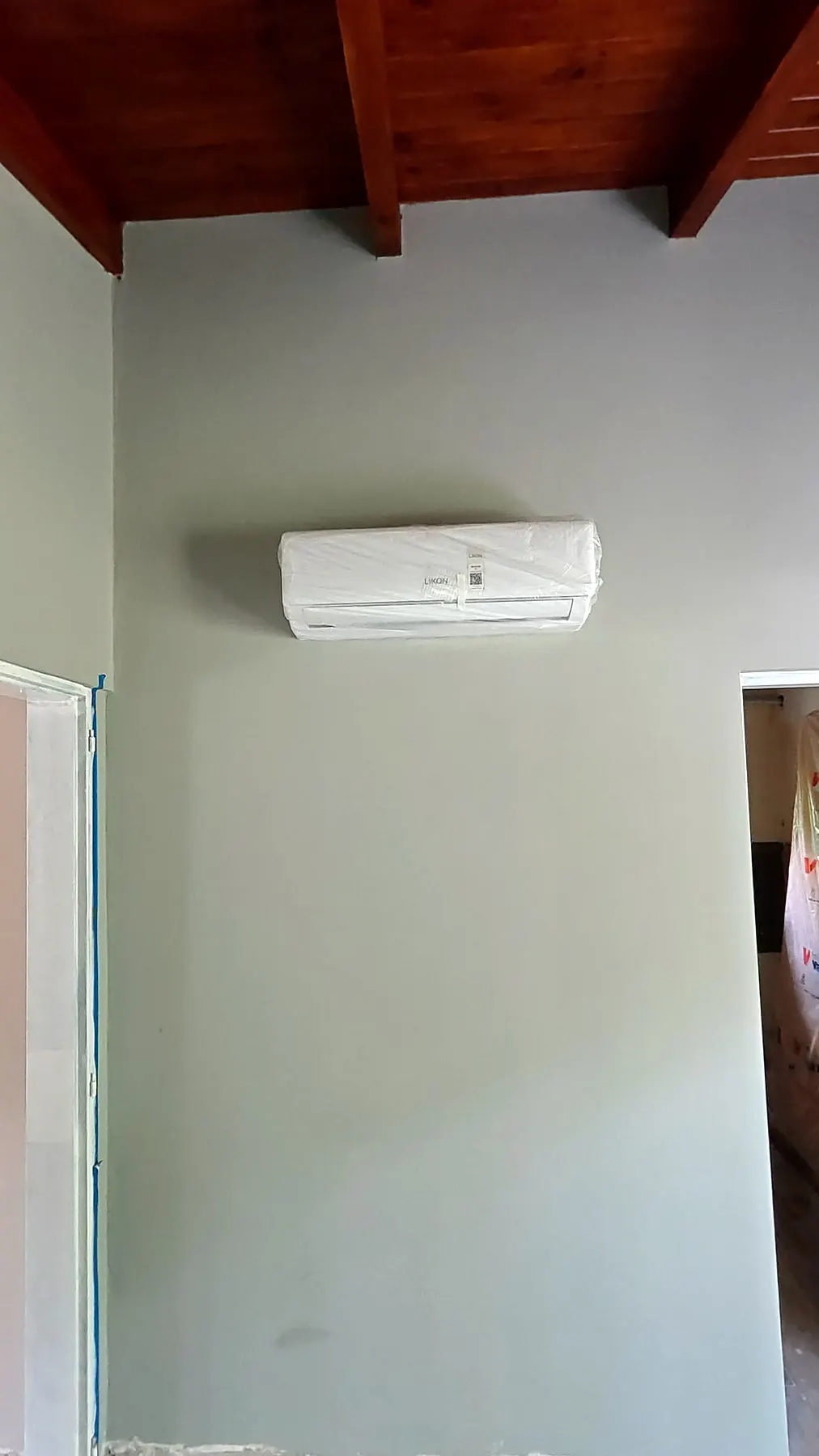 Split instalado en una casa con techo de madera
