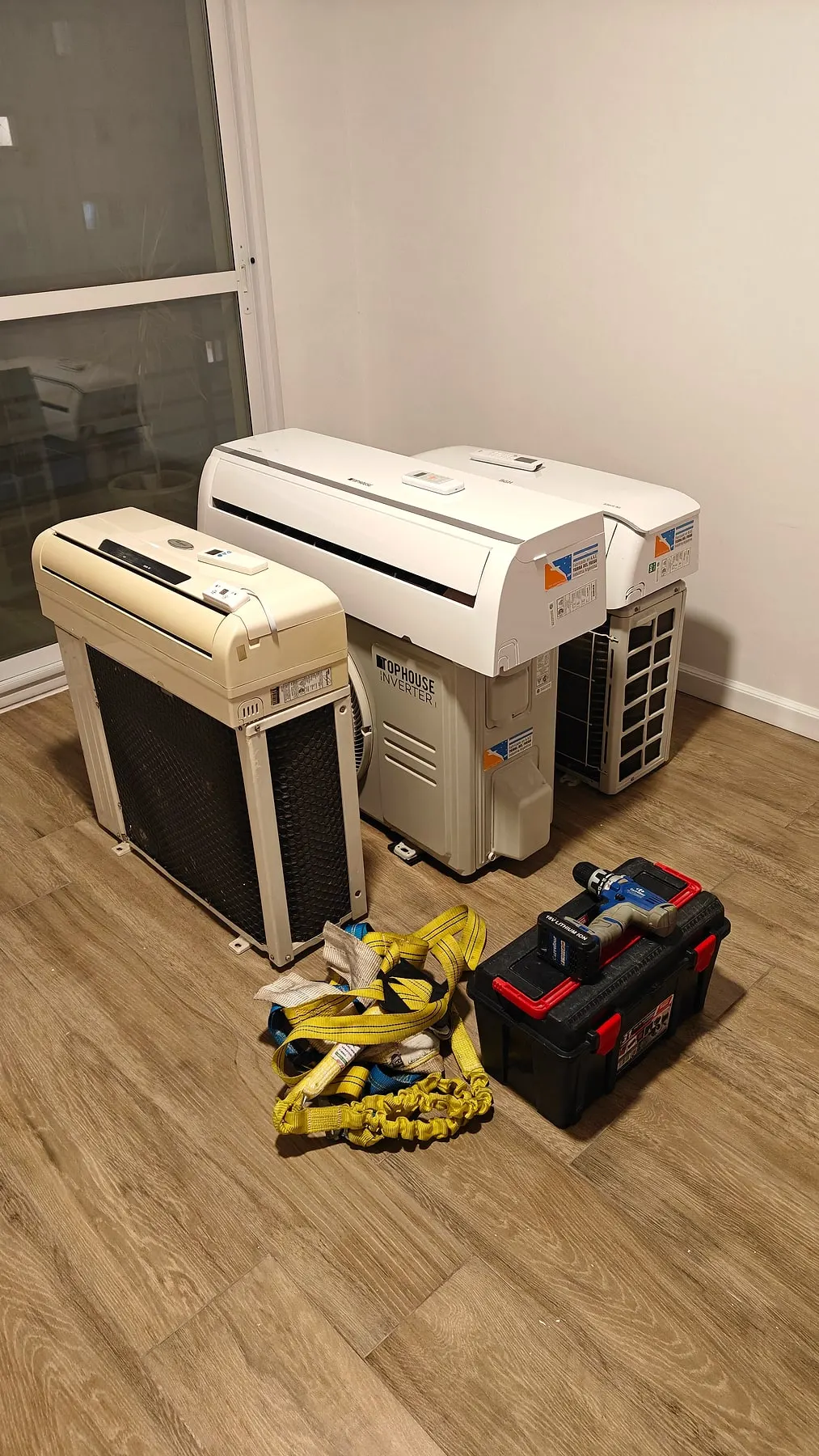 Equipos nuevos y herramientas listos antes de empezar la instalación