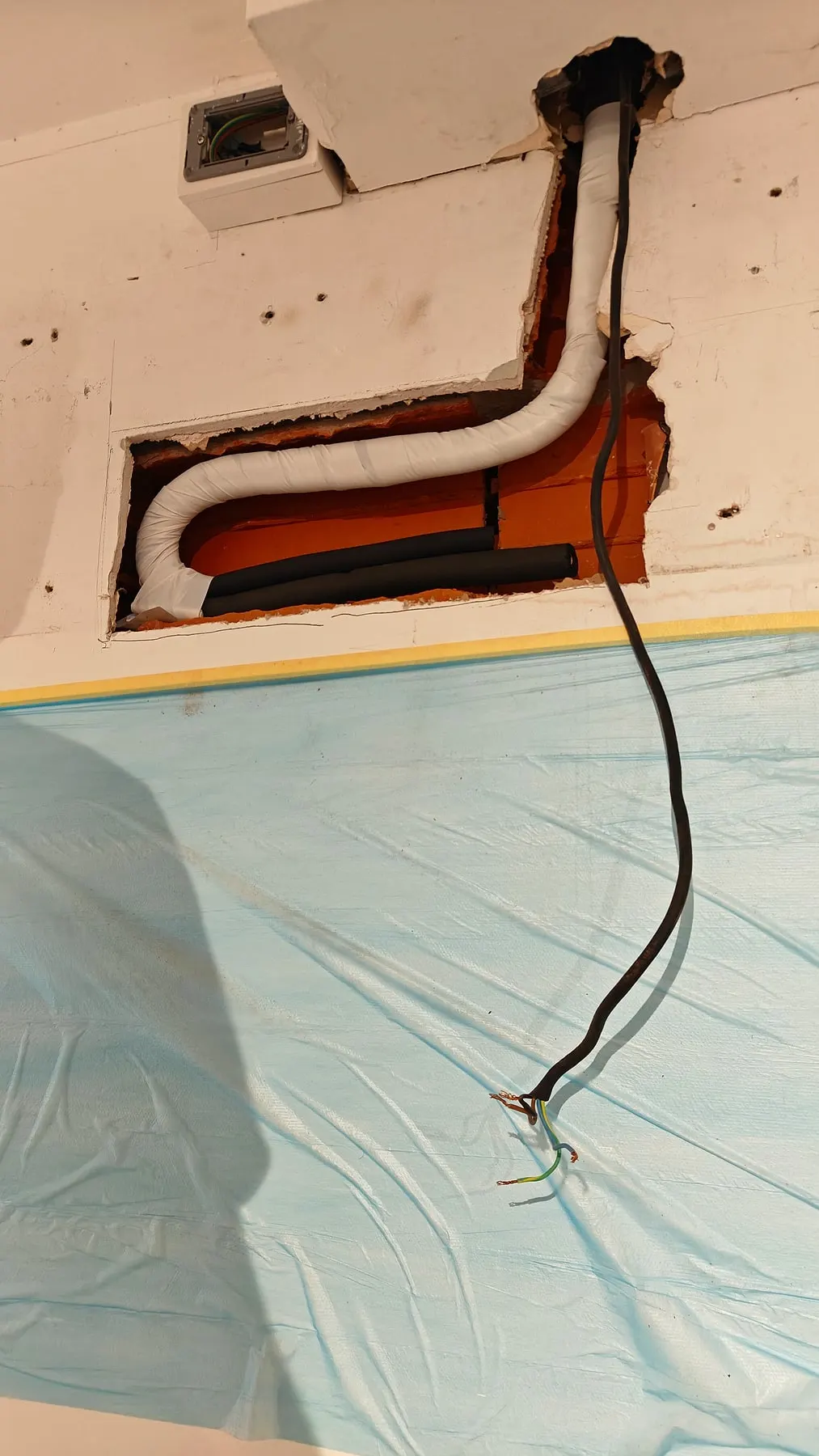 Cañería embutida en la pared antes de taparla