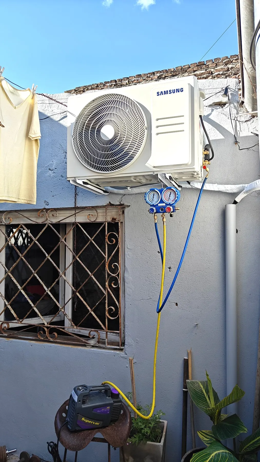 Manómetros conectados a la unidad exterior durante la instalación