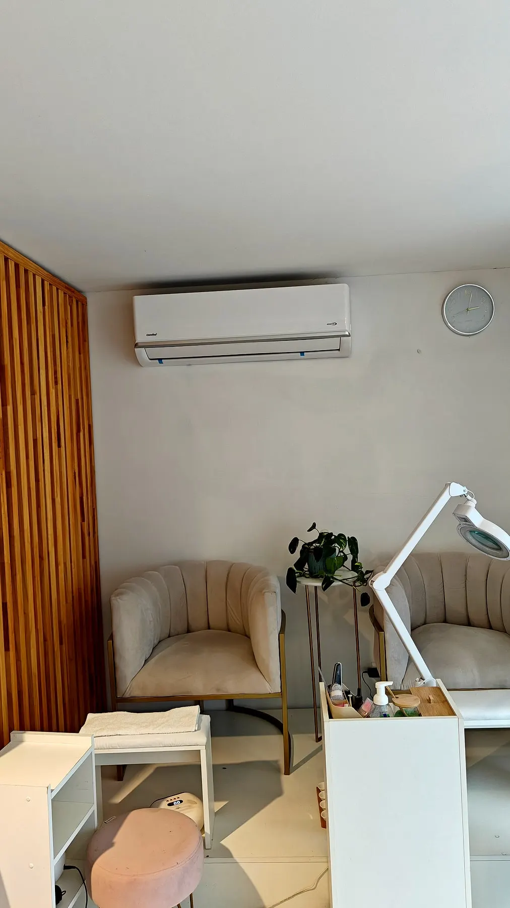 Split instalado en la sala de un centro de estética