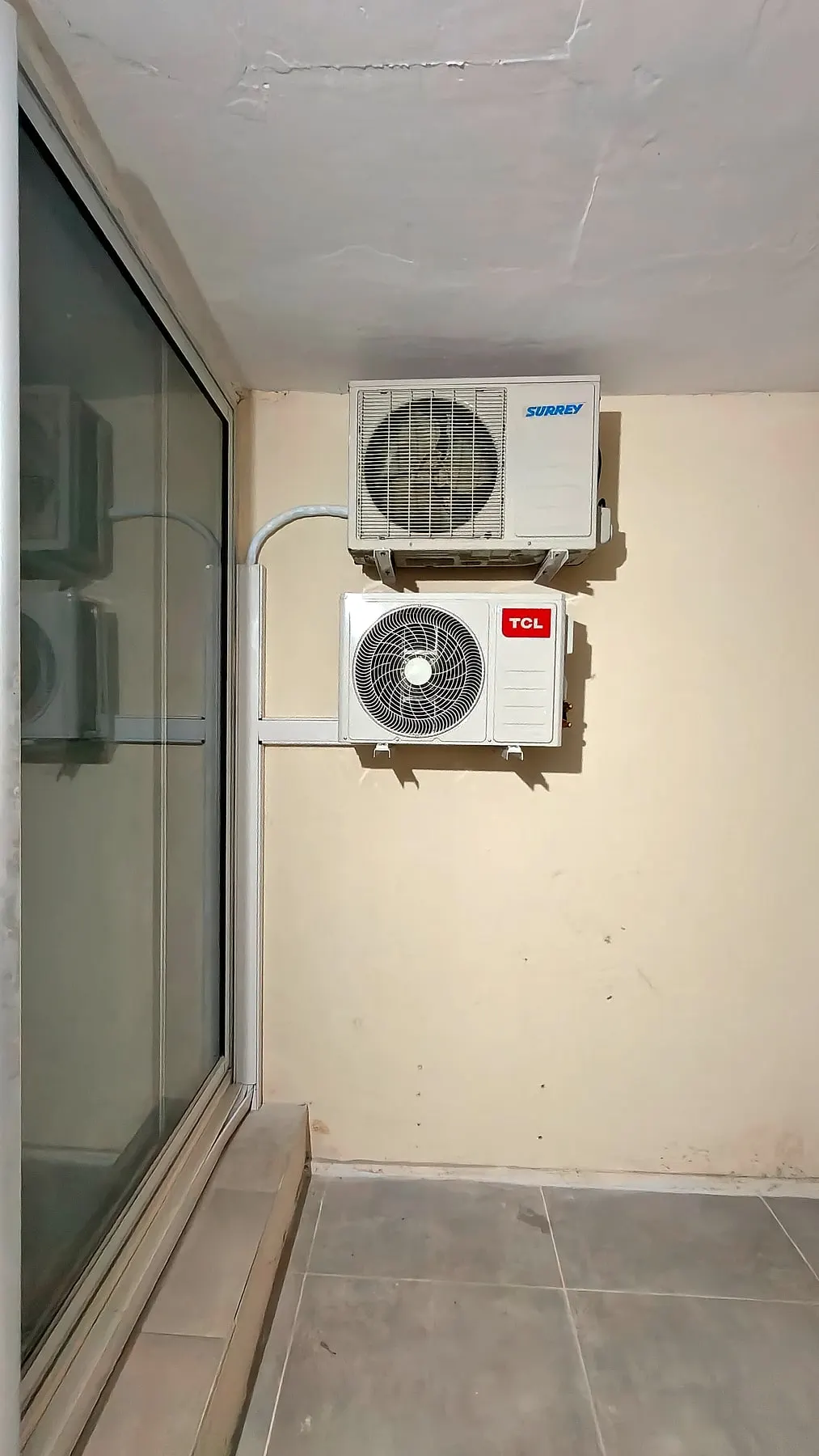 Dos unidades exteriores instaladas en un patio interno