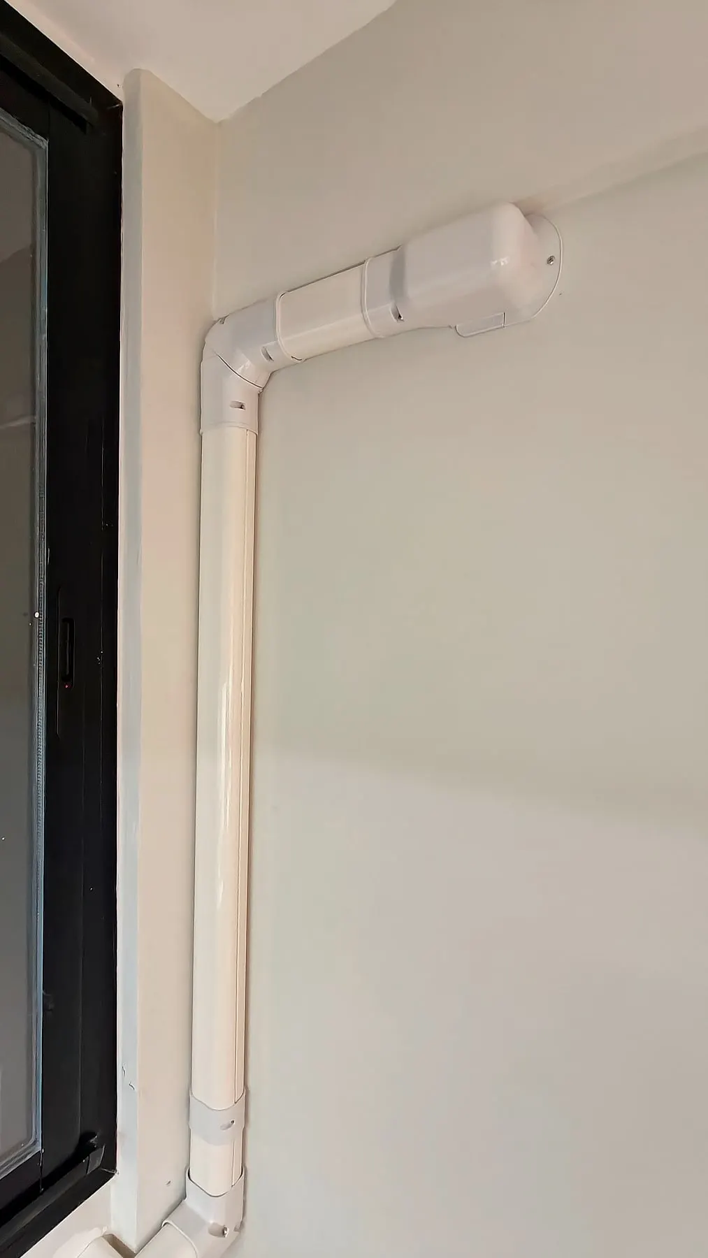Cañería con la curva prolija sobre la pared