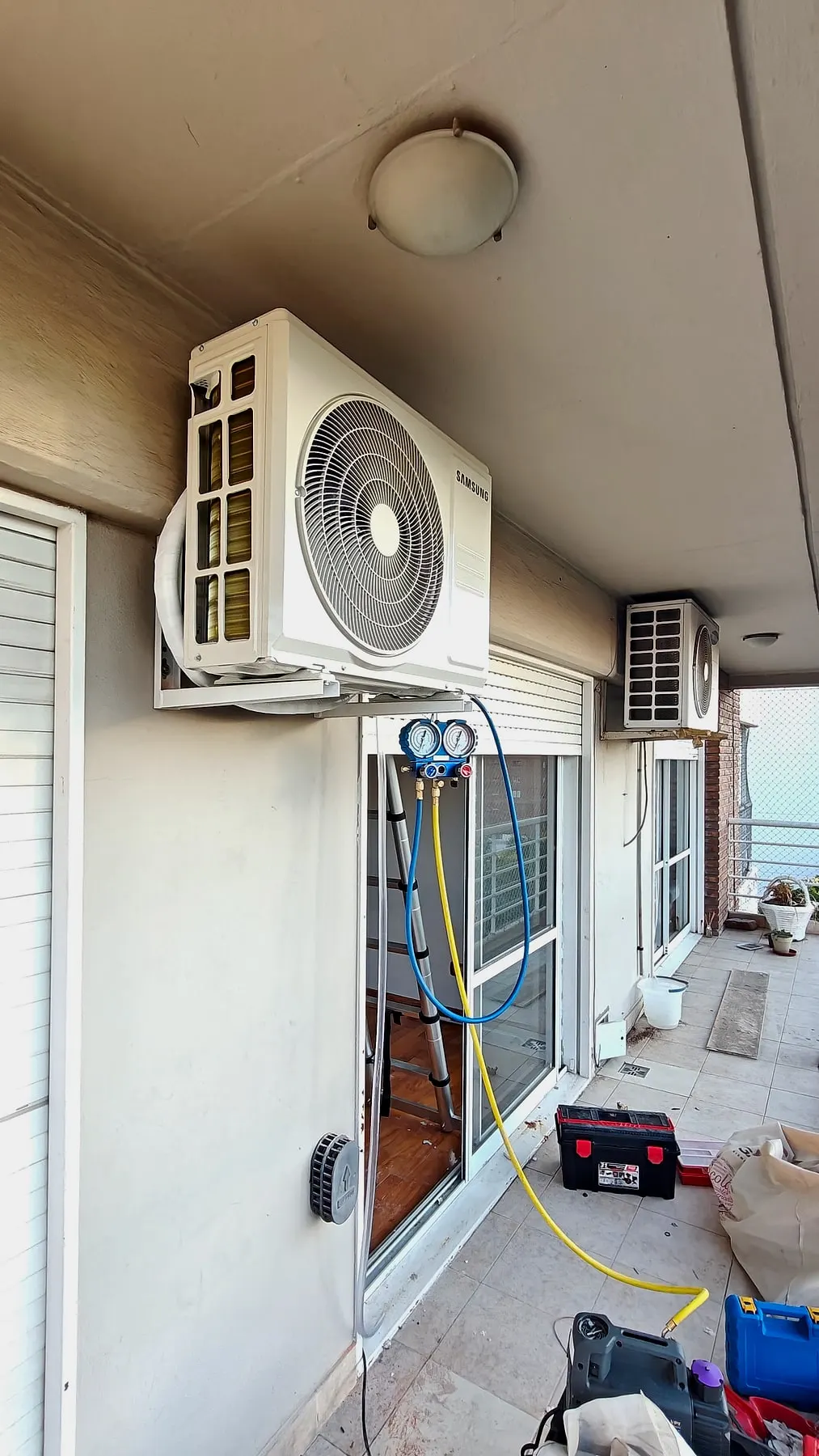 Carga de gas de la unidad exterior en un balcón