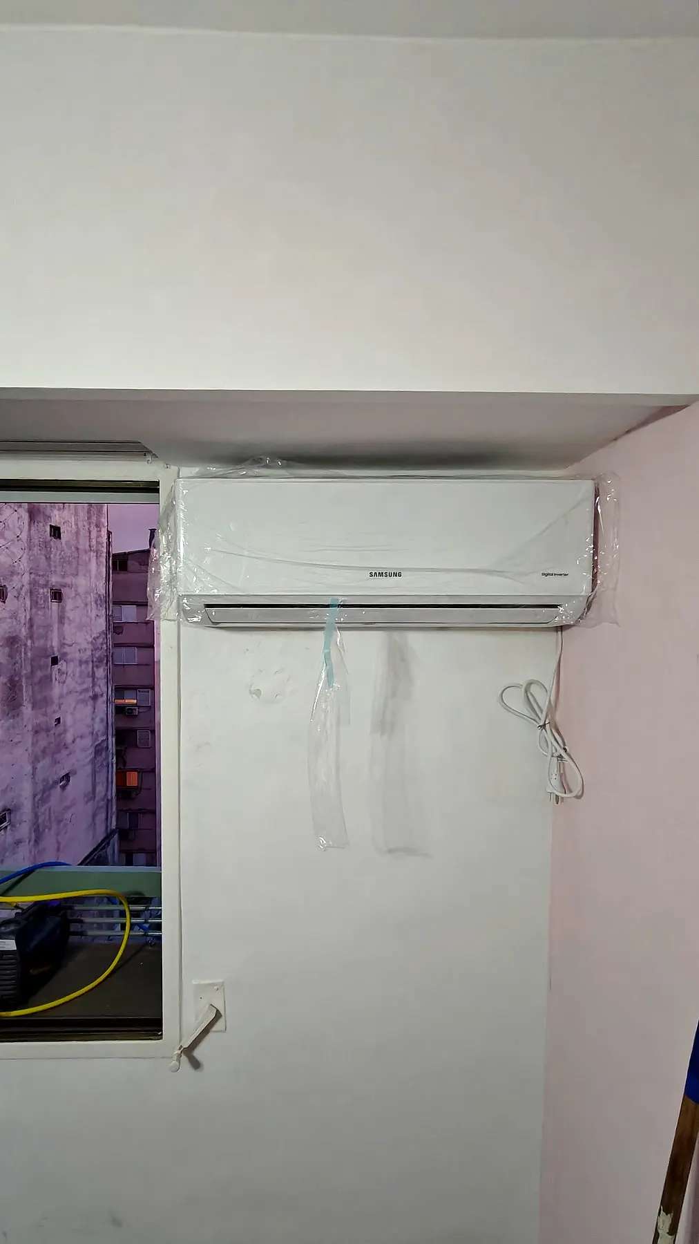 Split instalado con la cañería a la vista en una obra