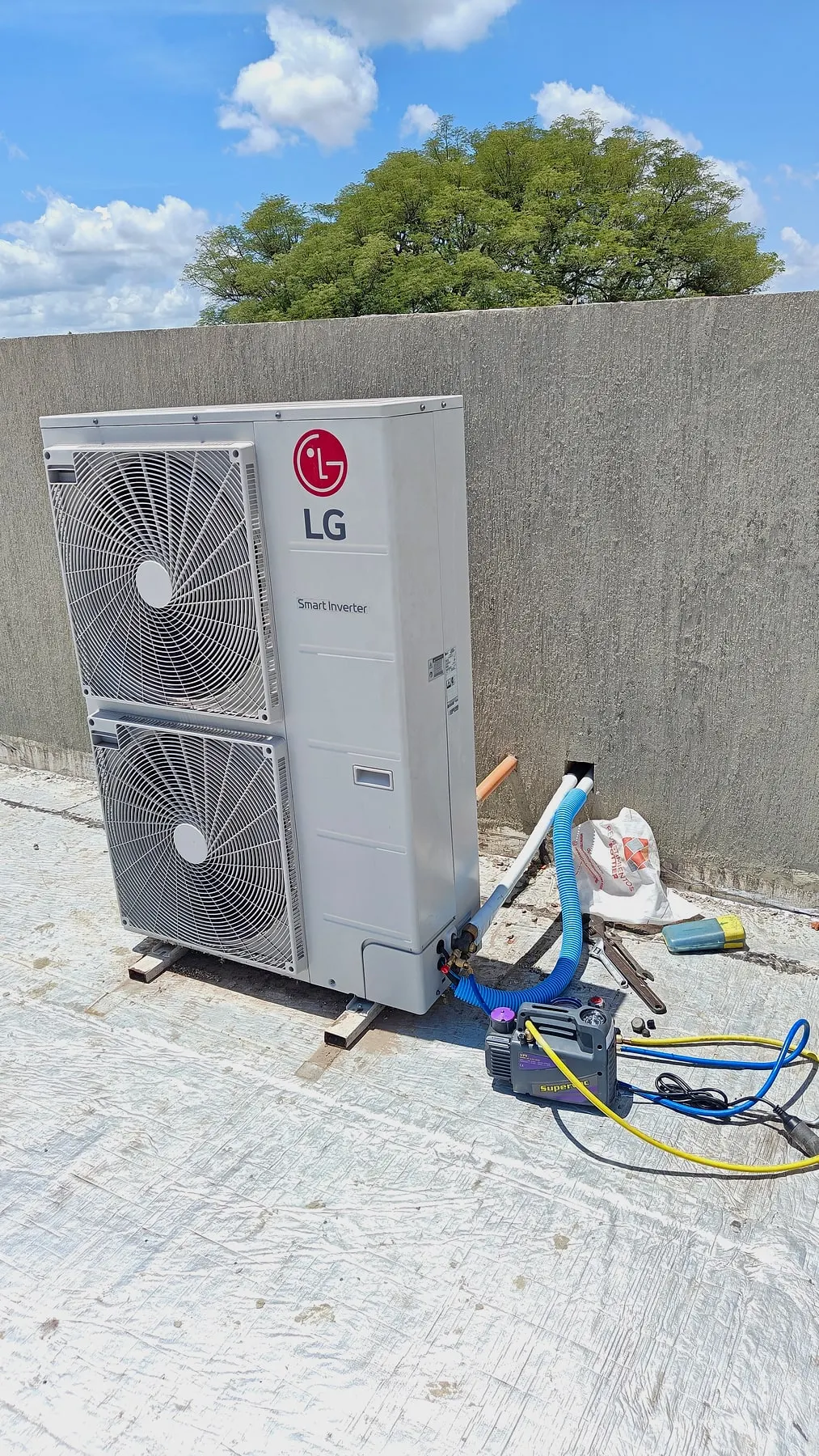 Unidad exterior de gran porte instalada en una azotea