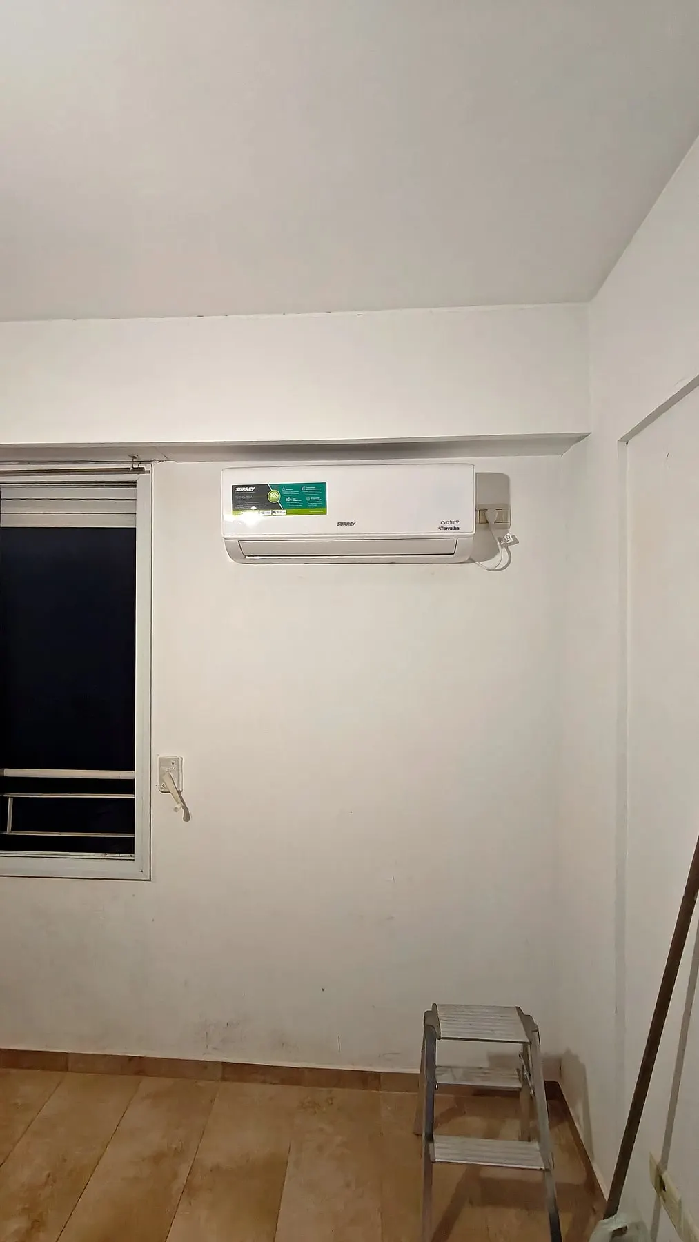 Split instalado junto a la ventana de un ambiente