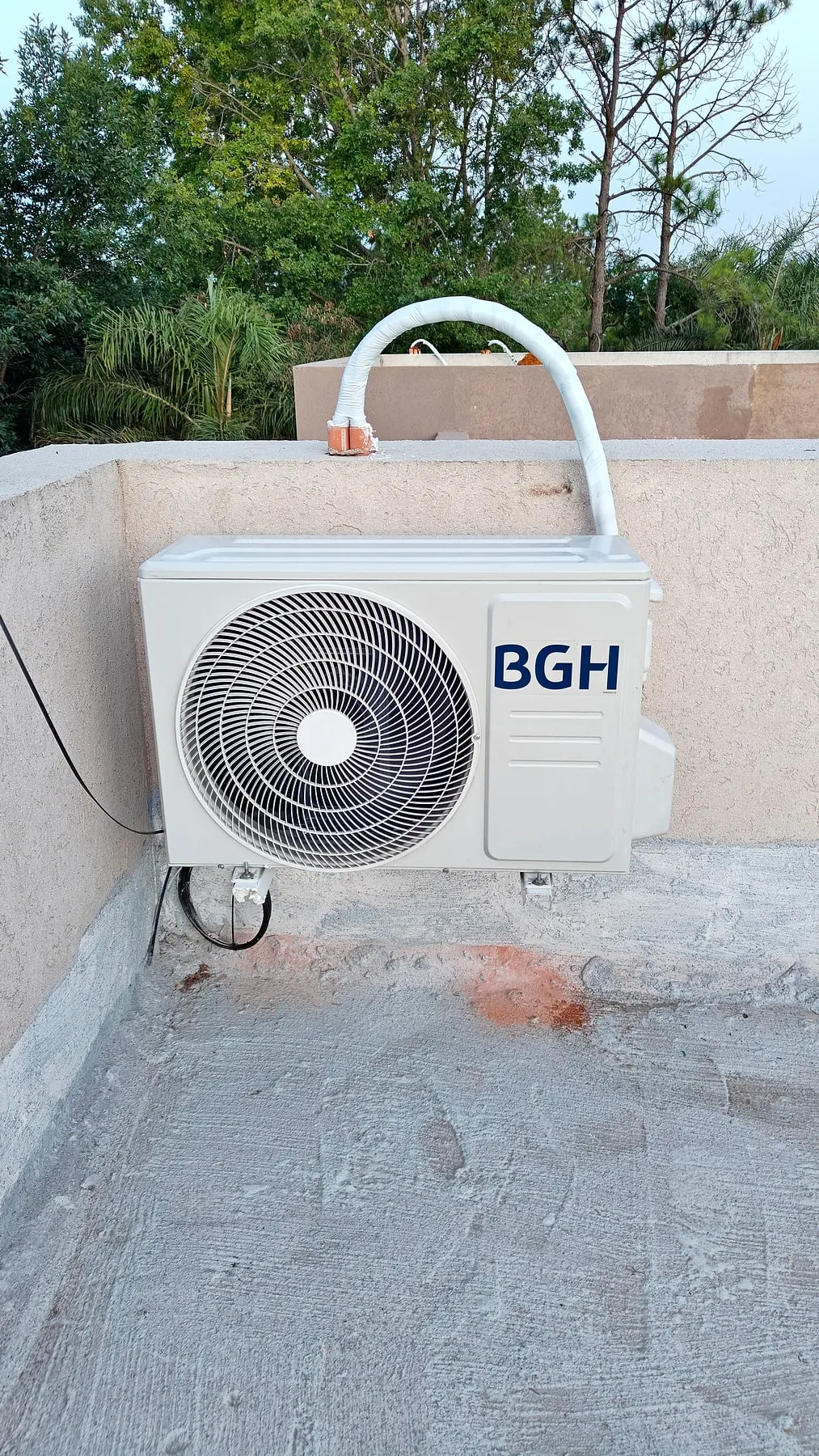 Unidad exterior instalada en la terraza de una casa