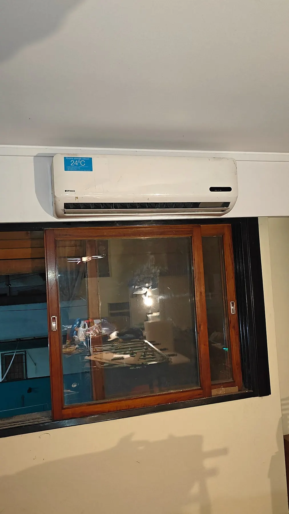 Split instalado frente a la ventana de un ambiente