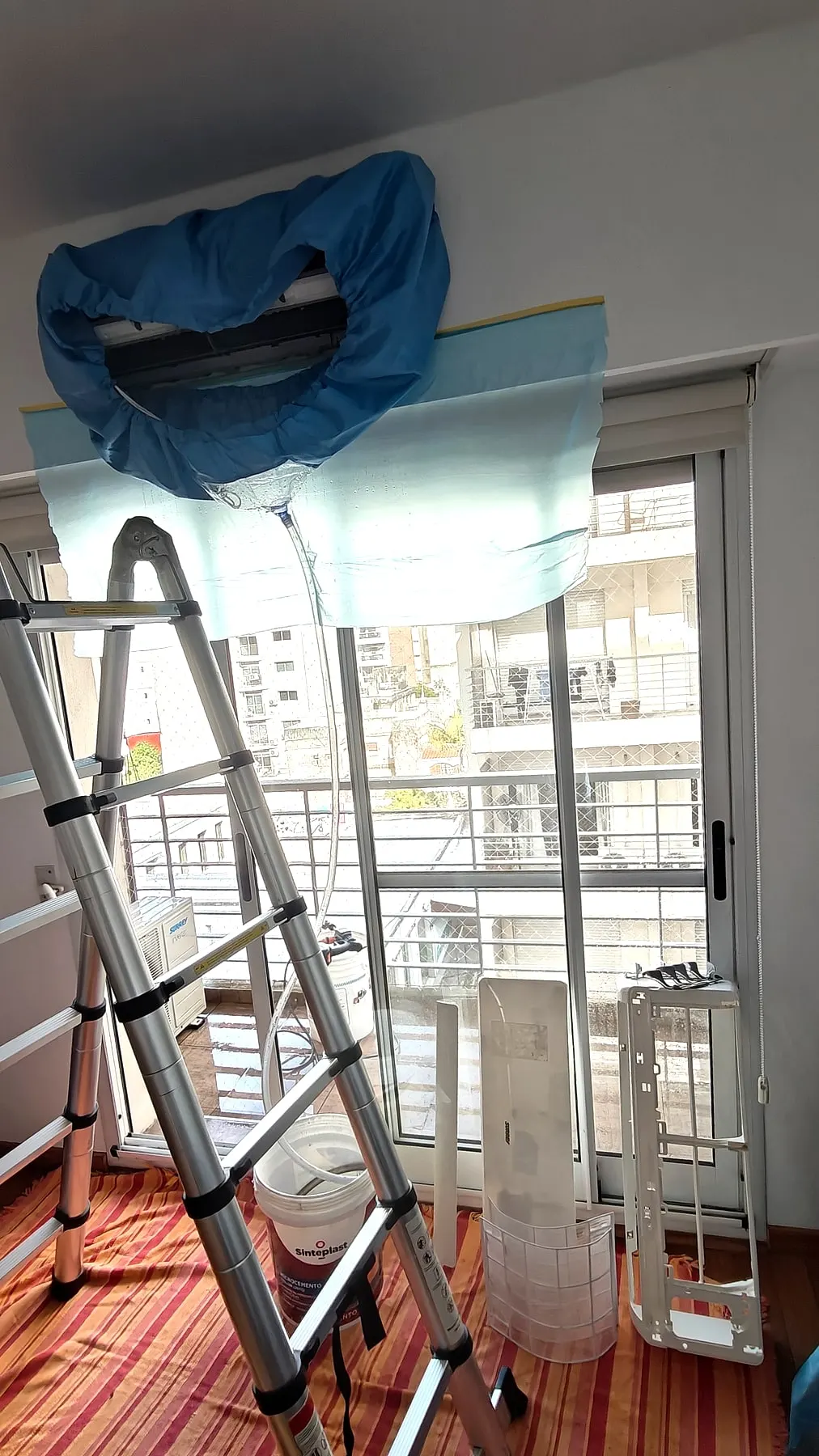 Equipo con la funda de lavado puesta en un balcón