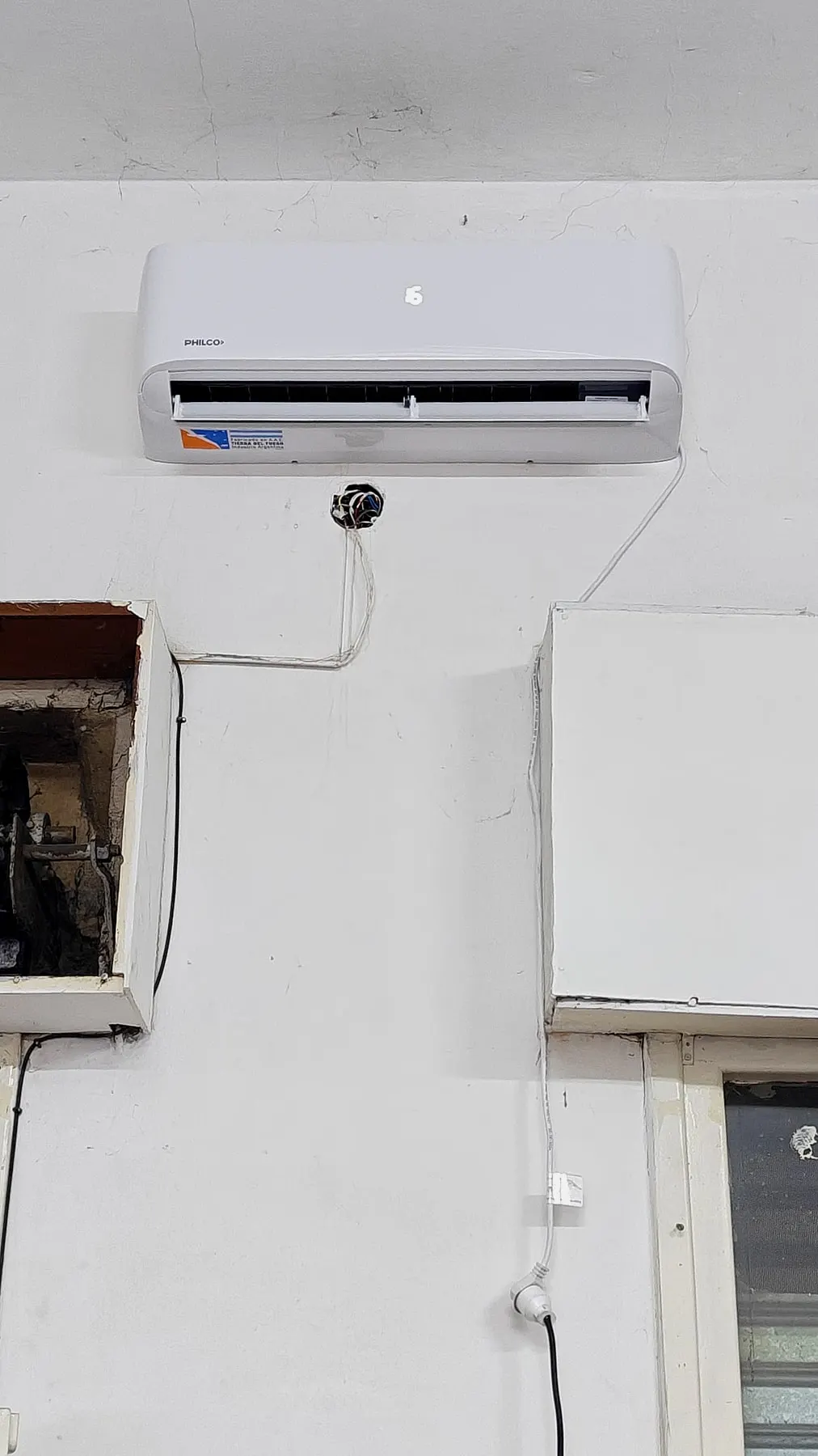 Split instalado sobre el mueble de un ambiente