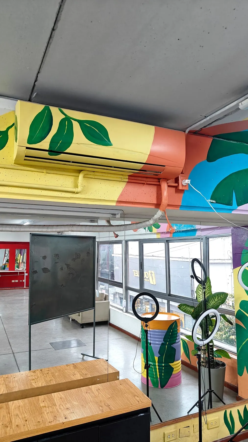 Equipo instalado en un local con mural pintado