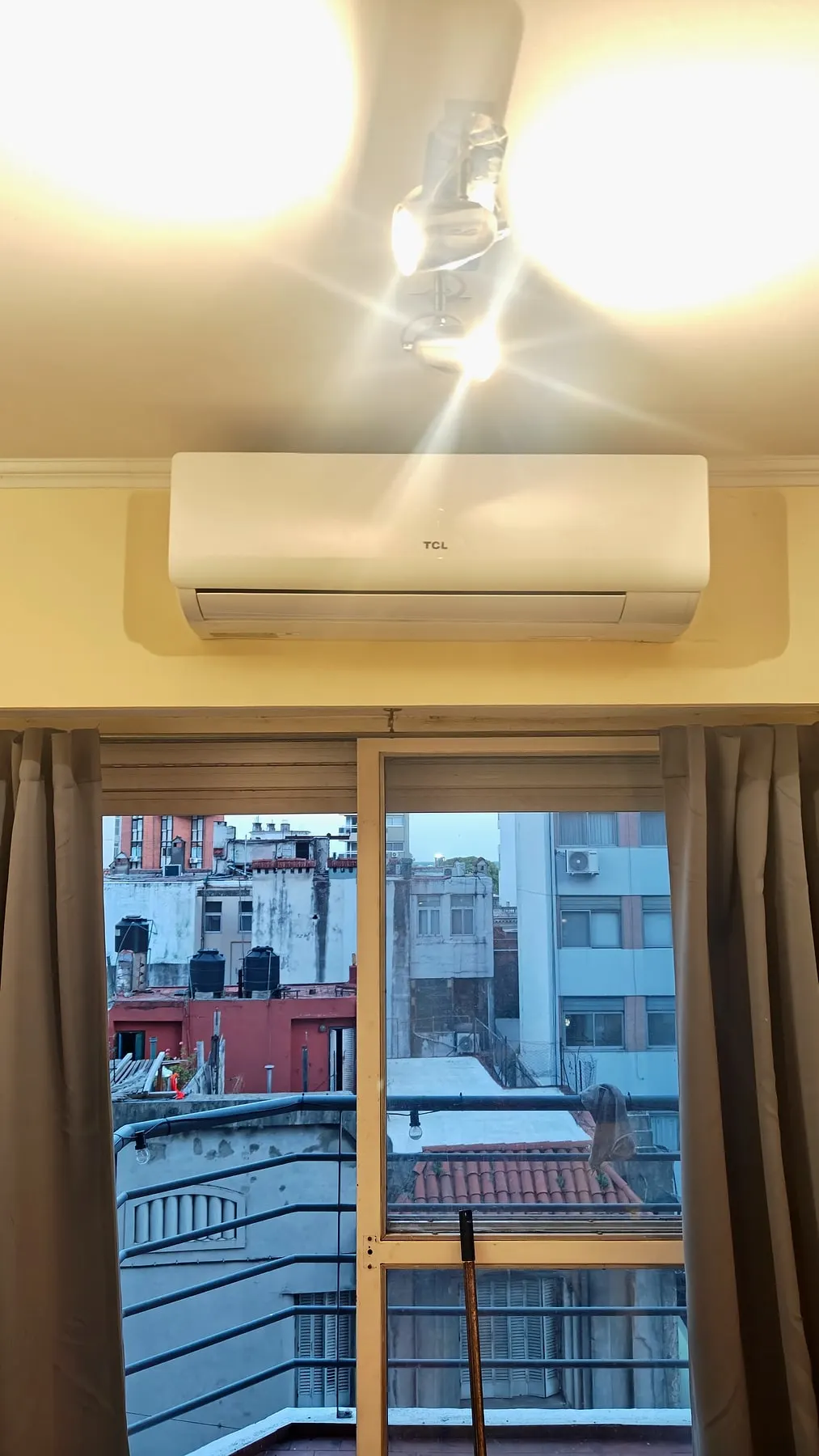 Canaleta abierta en la pared para la preinstalación del equipo