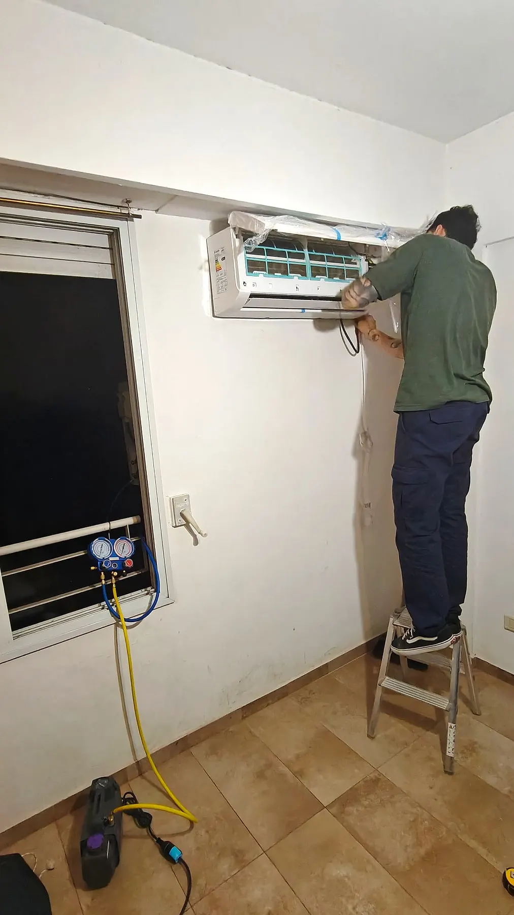 Instalación de un split con vacío y carga de gas