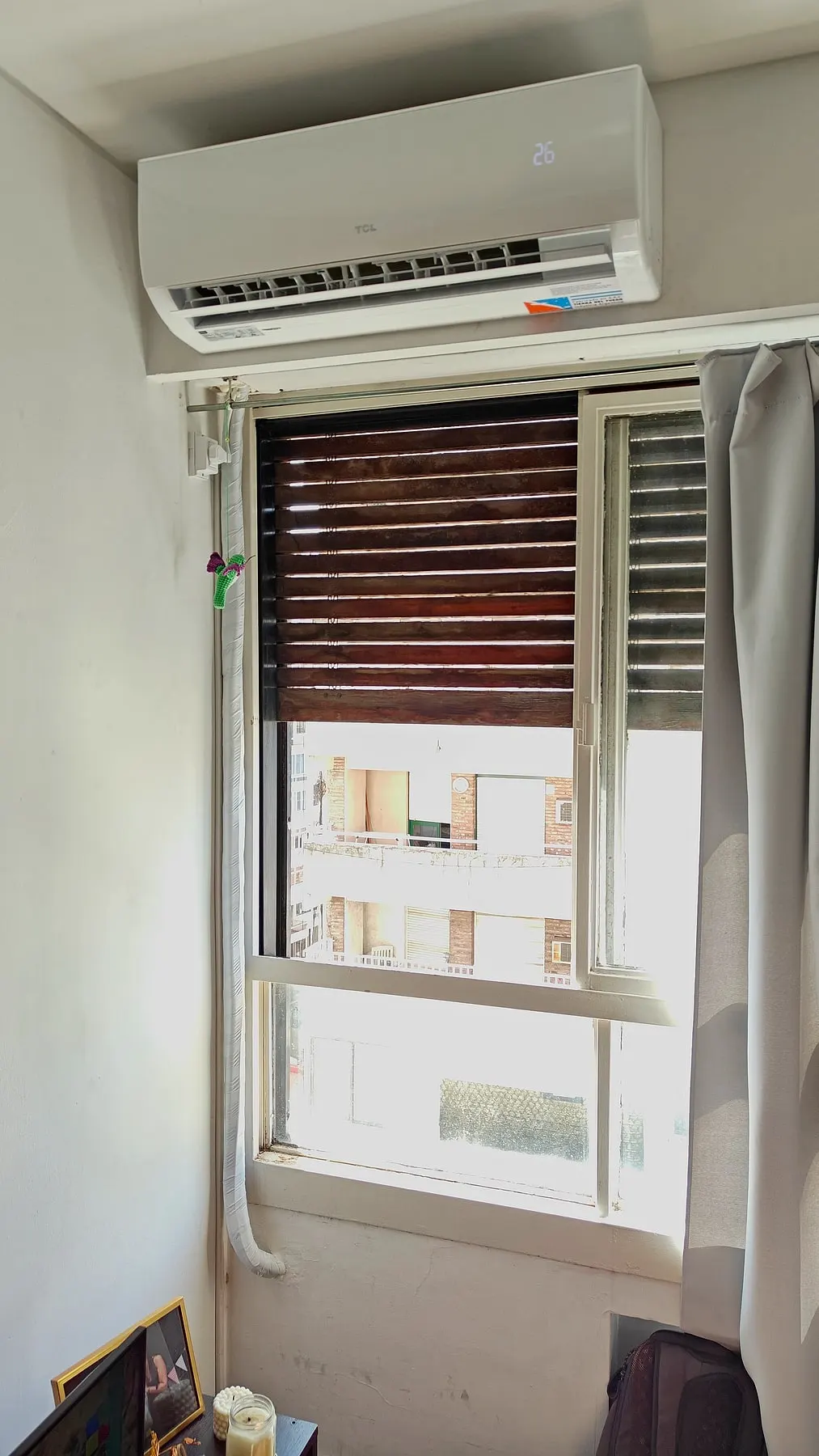 Split instalado arriba de la persiana de un ambiente