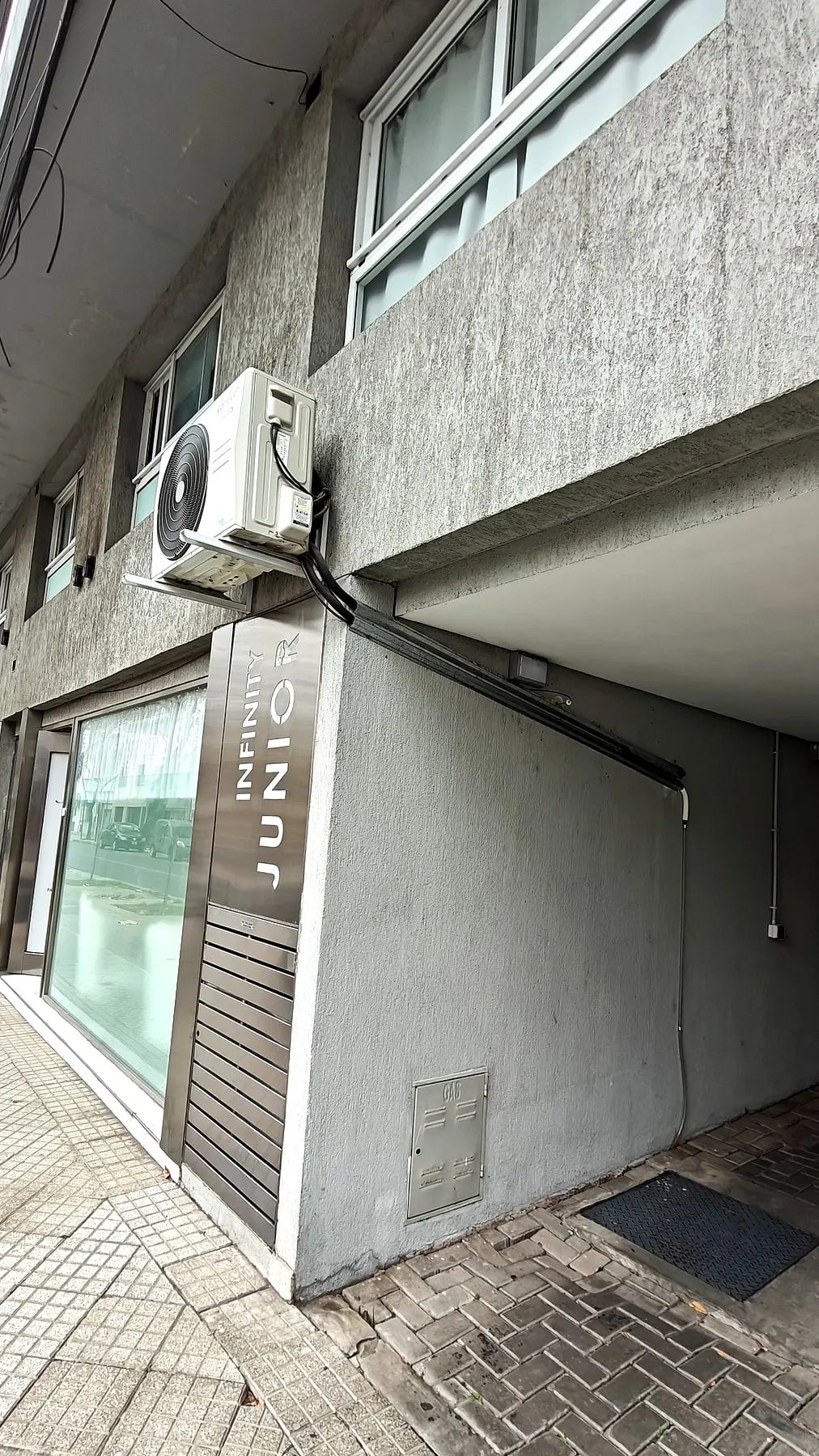 Unidad exterior instalada en el frente de un local