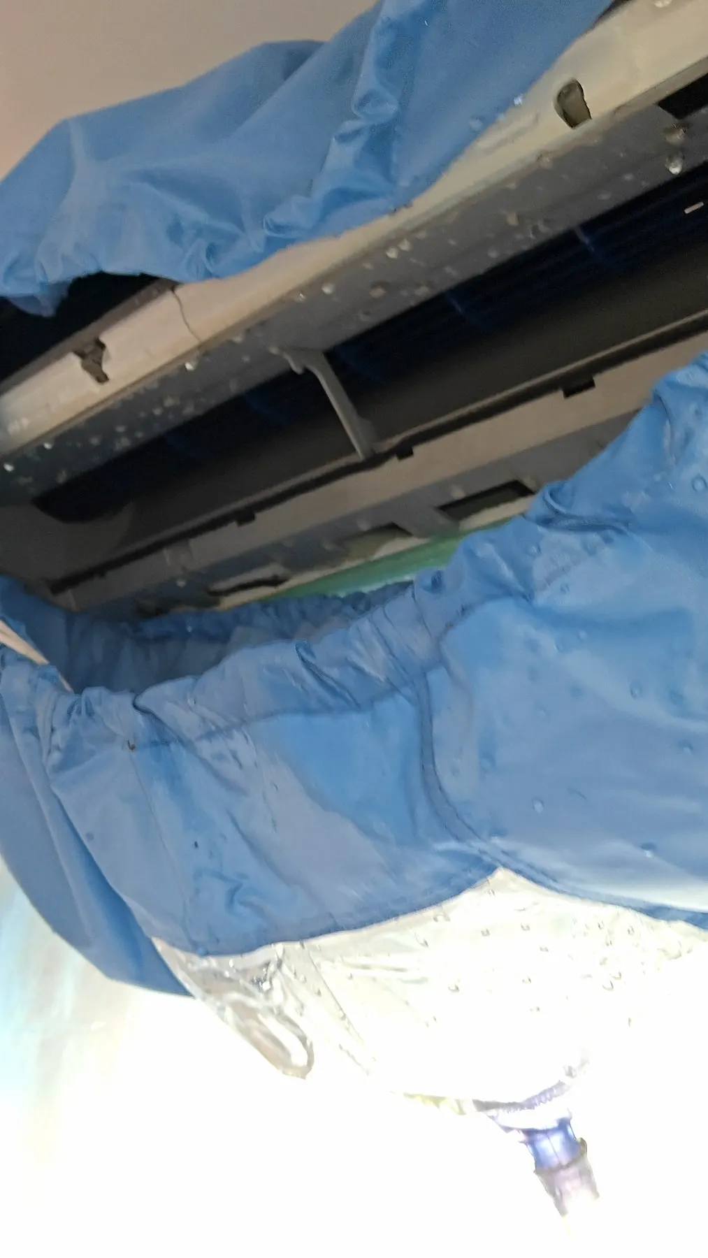 Funda de lavado colocada en el split para el mantenimiento