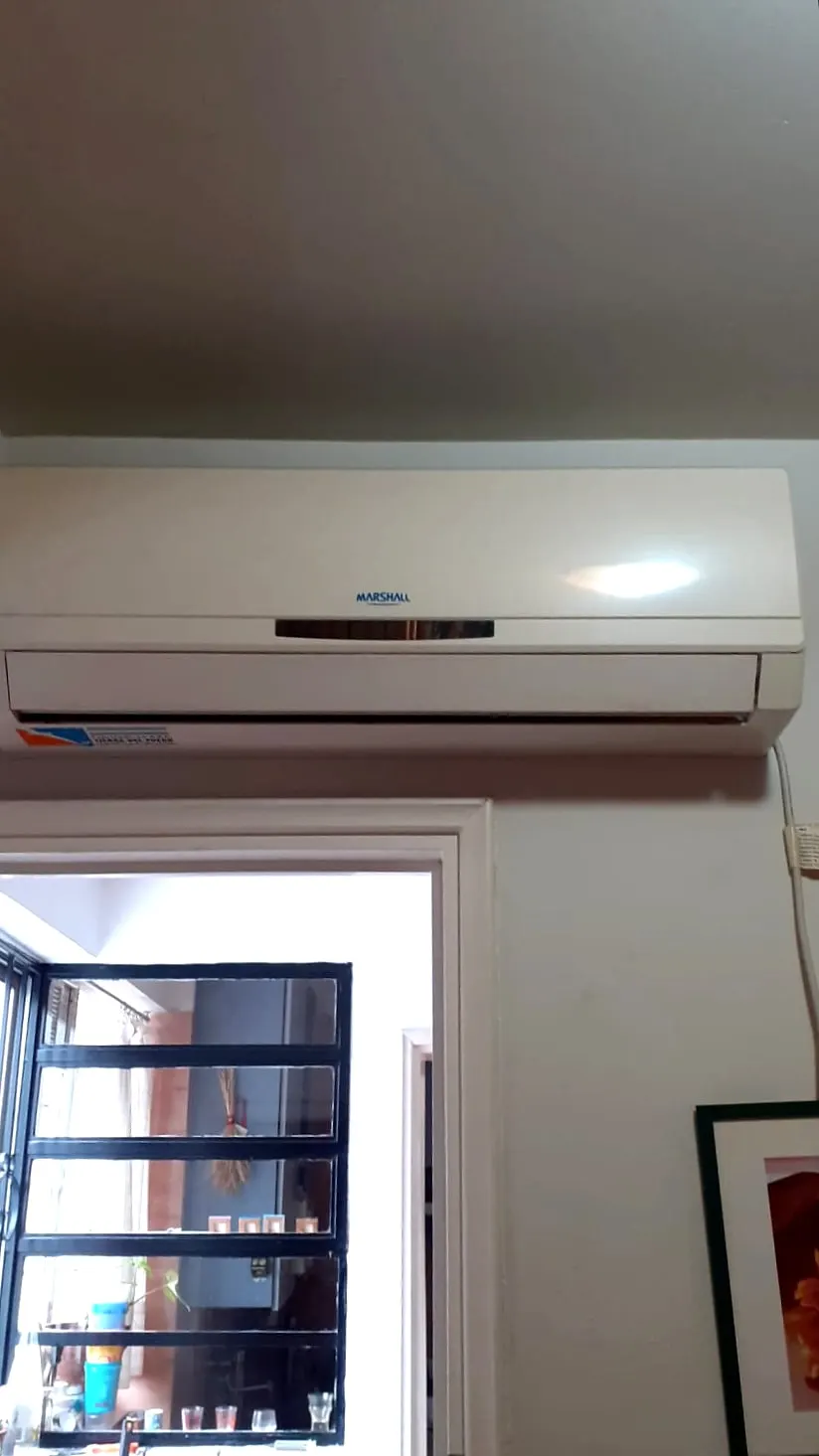Split instalado arriba de la puerta de un ambiente