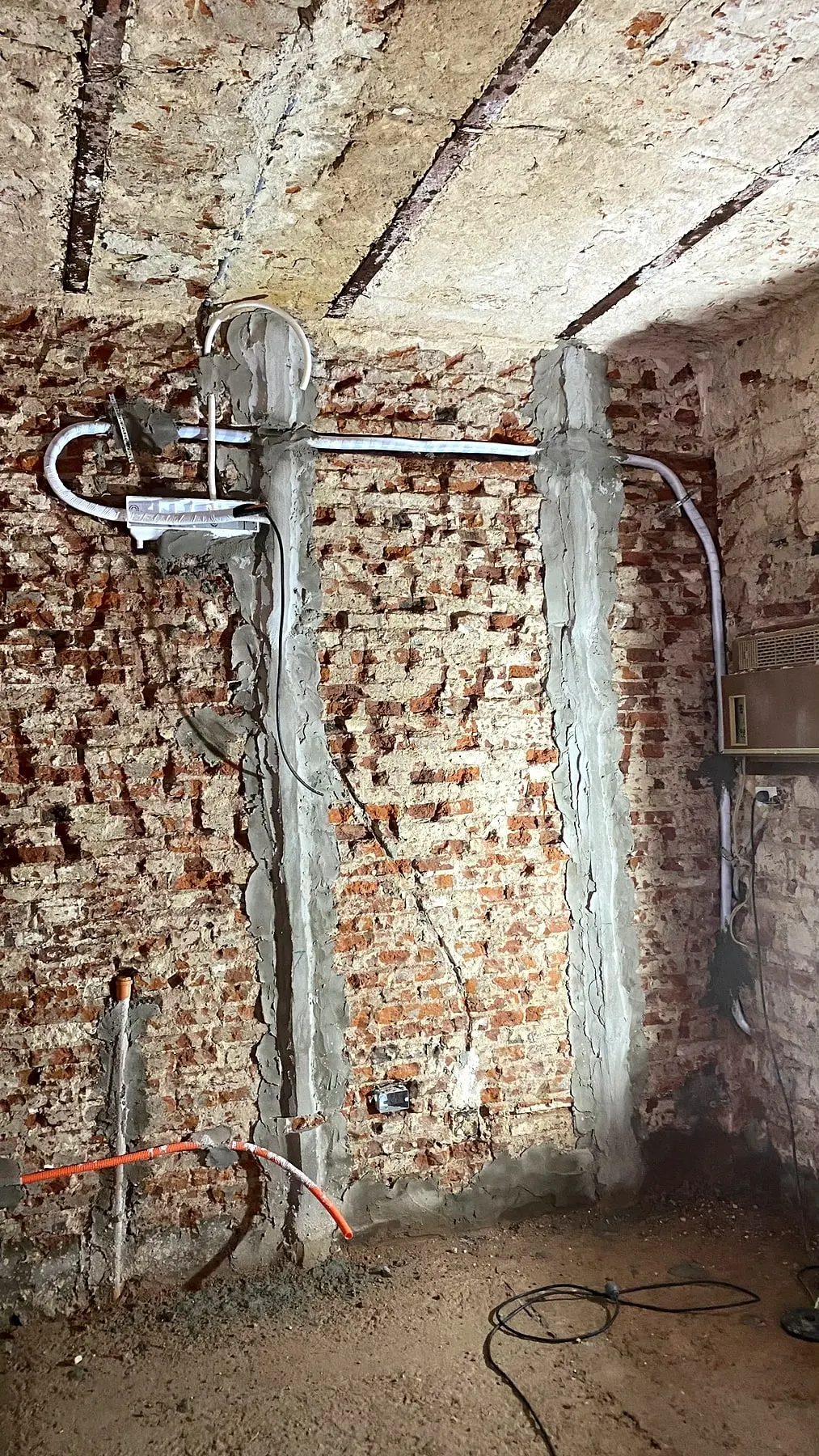 Cañerías y cableado embutidos en la pared durante la preinstalación