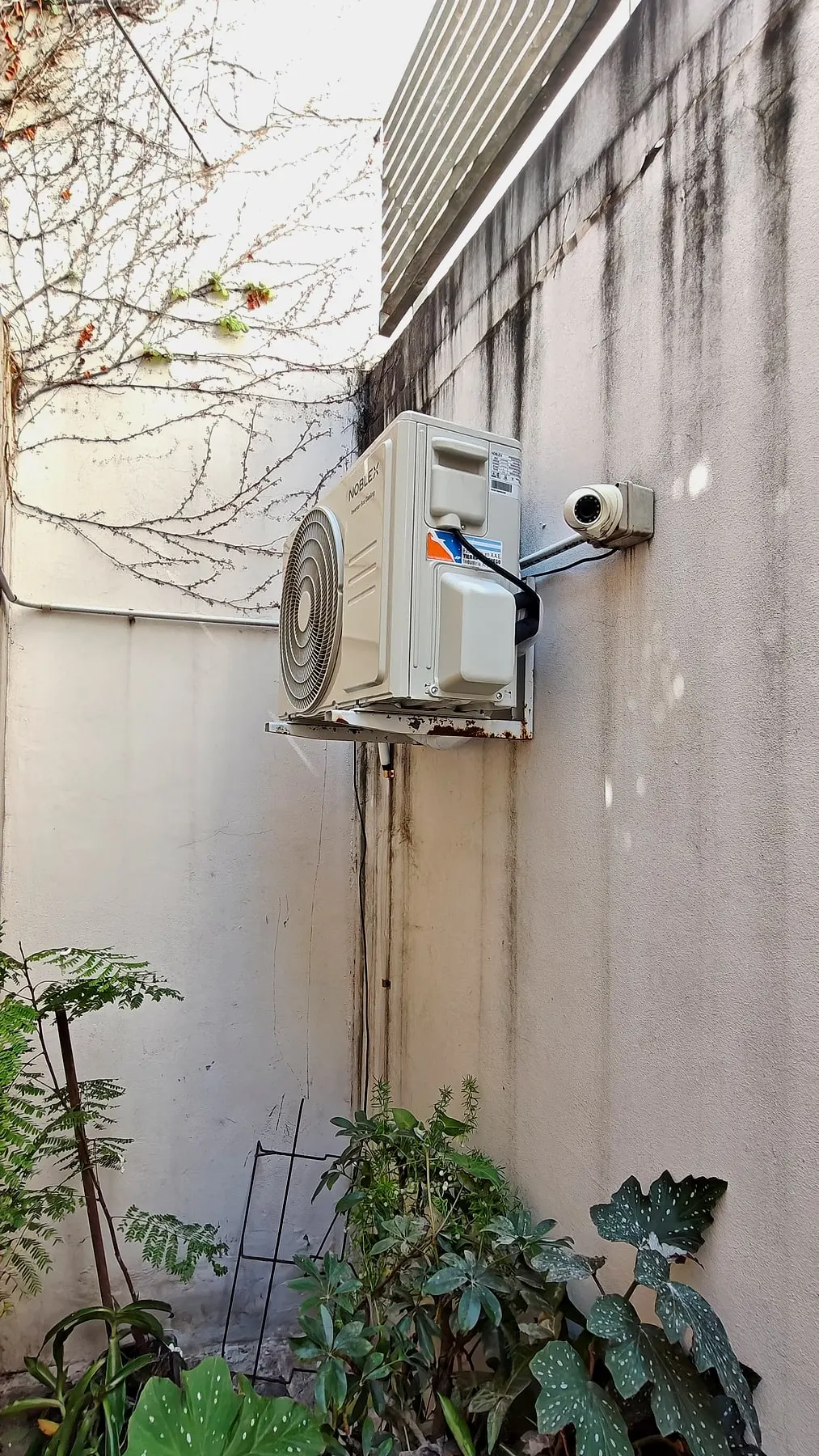 Unidad exterior instalada en el patio de una casa