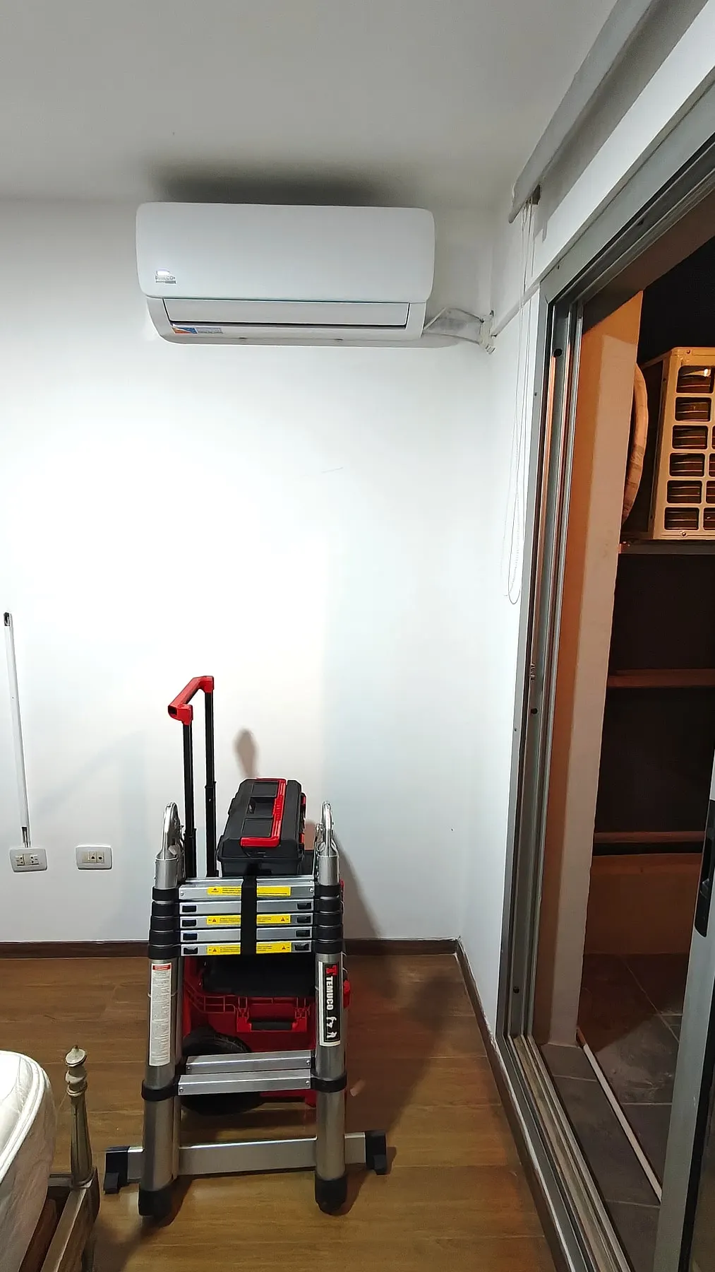 Herramientas en el ambiente durante la instalación del equipo