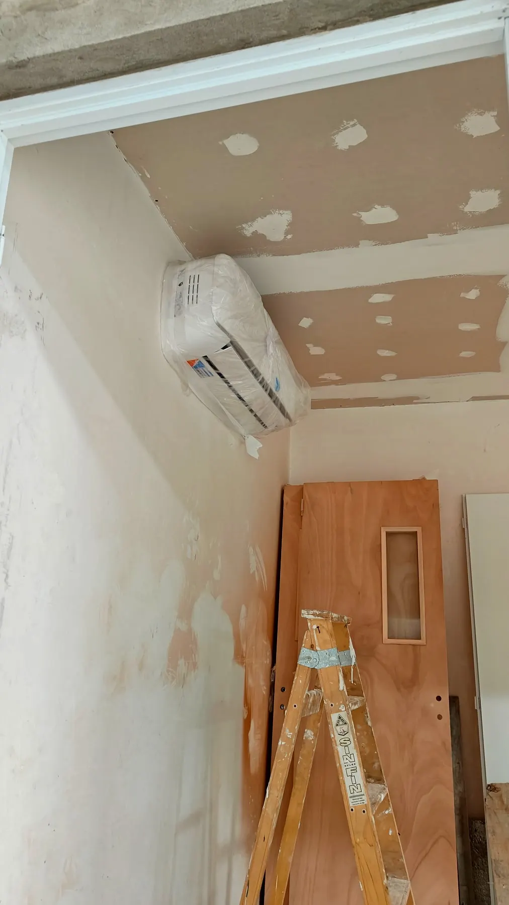 Split instalado en una obra con el cielorraso nuevo