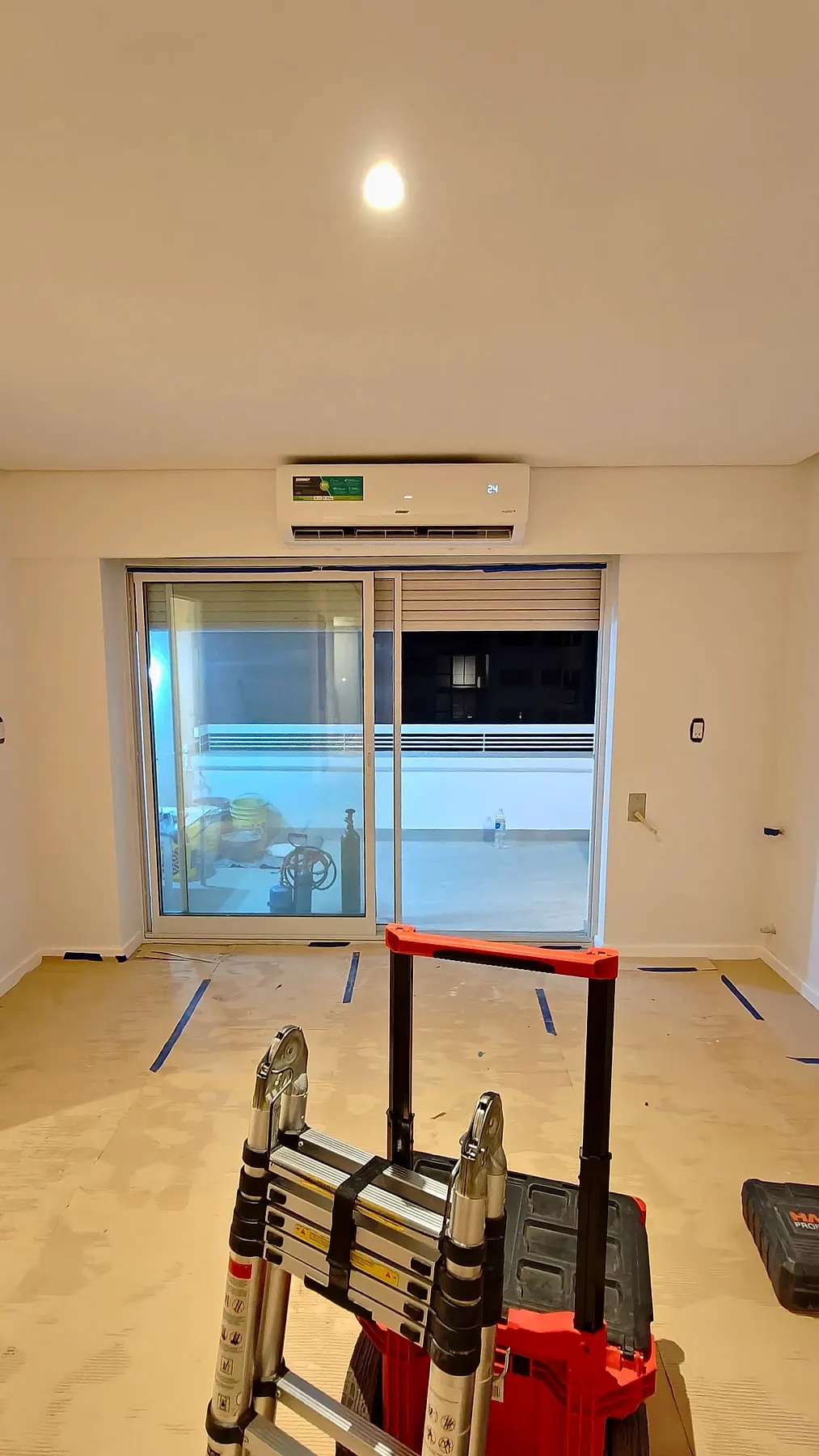 Escalera y herramientas en el ambiente antes de instalar
