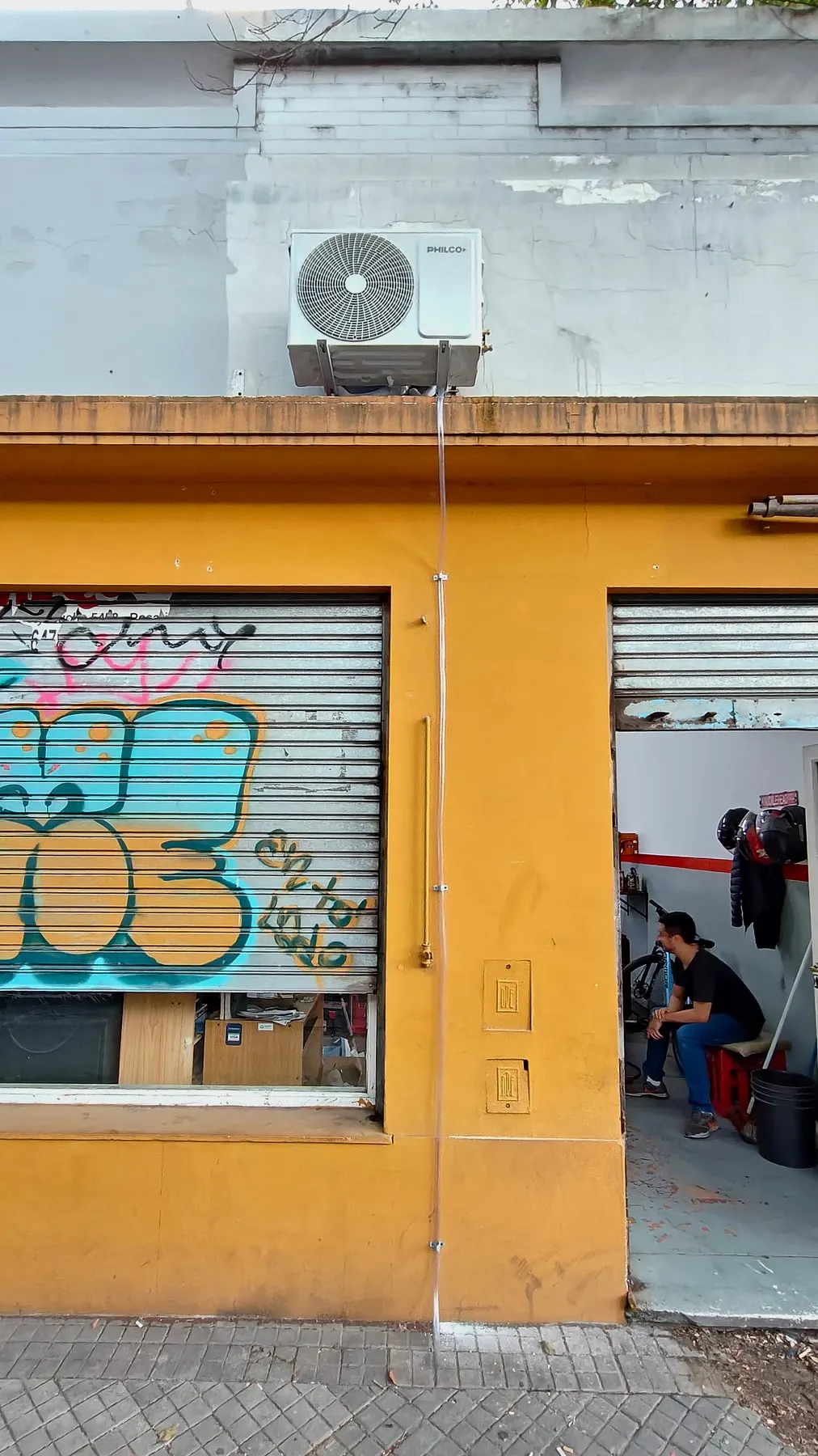 Unidad exterior instalada en la fachada de un local