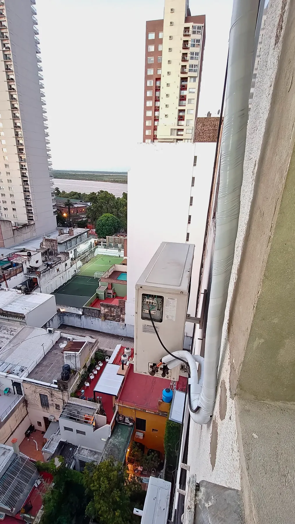 Cañería de la unidad exterior en un edificio en altura