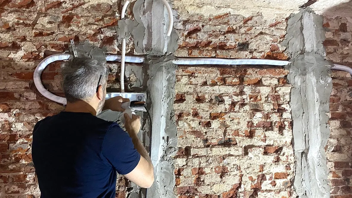 Preinstalación de cañerías y desagüe embutidos en una pared de ladrillo